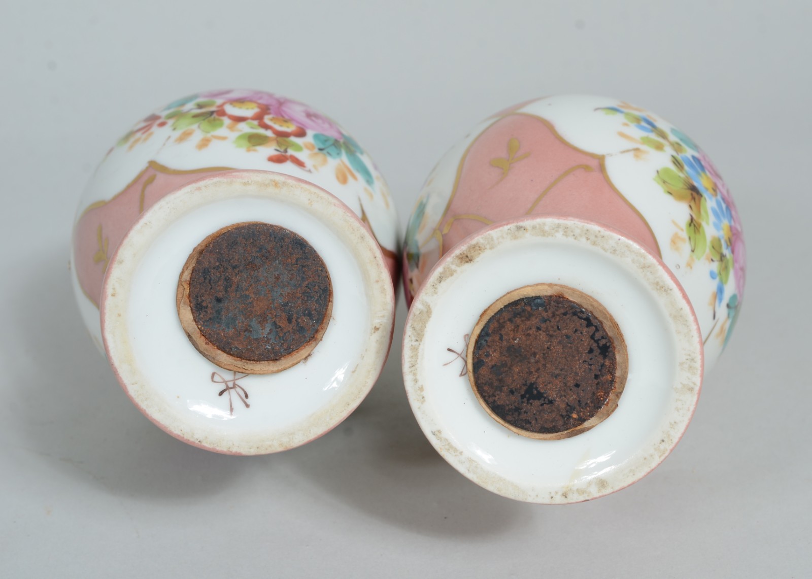 Par de pequenas ânforas de porcelana, fundo rosa com flores pintadas... - foto 6 de 7
