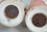 Par de pequenas ânforas de porcelana, fundo ros... - Par de pequenas ânforas de porcelana, fundo rosa com flores pintadas á mão em policromia e realces dourados. Uma delas com rachadura.
