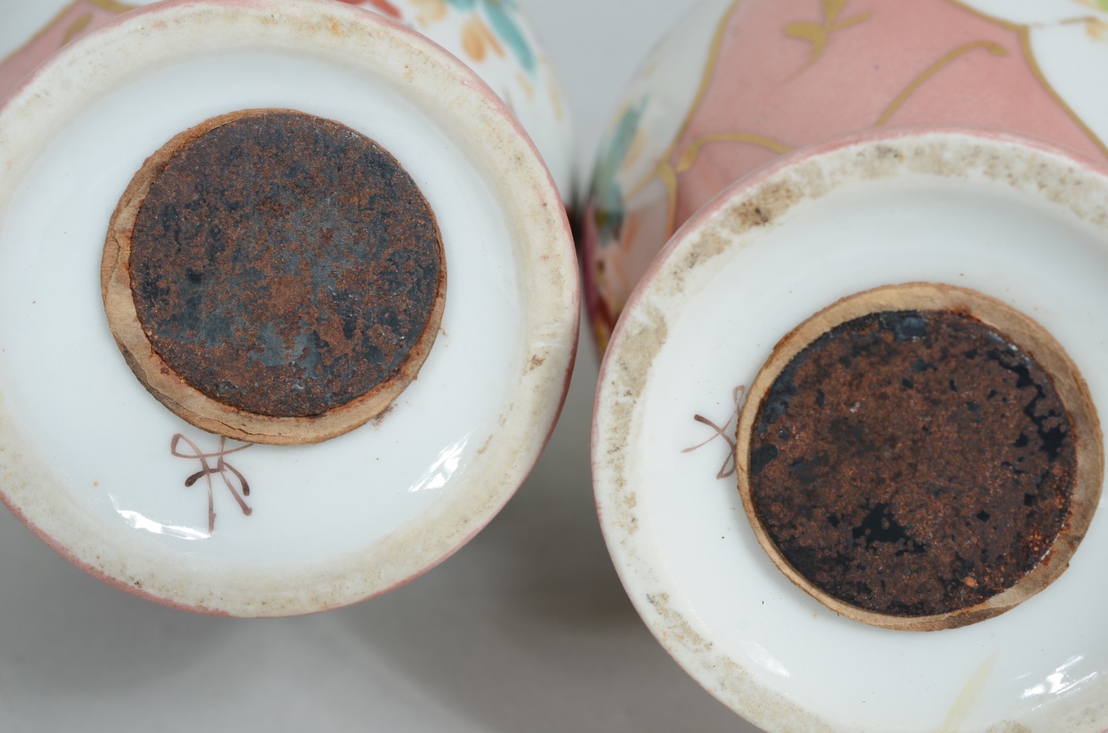 Par de pequenas ânforas de porcelana, fundo rosa com flores pintadas... - foto 7 de 7