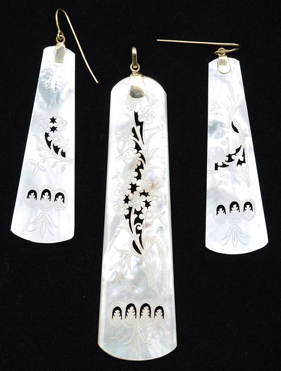 Par de brincos (altura 8,5 cm) e pendente (altura 11,5 cm) em...
