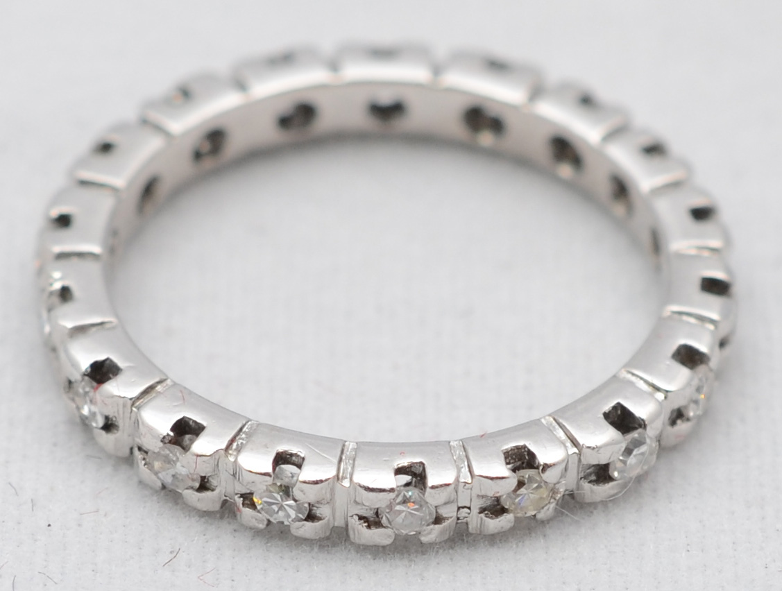 Aliança completa em ouro branco com aproximadamente 1.0 ct de... - foto 2 de 2