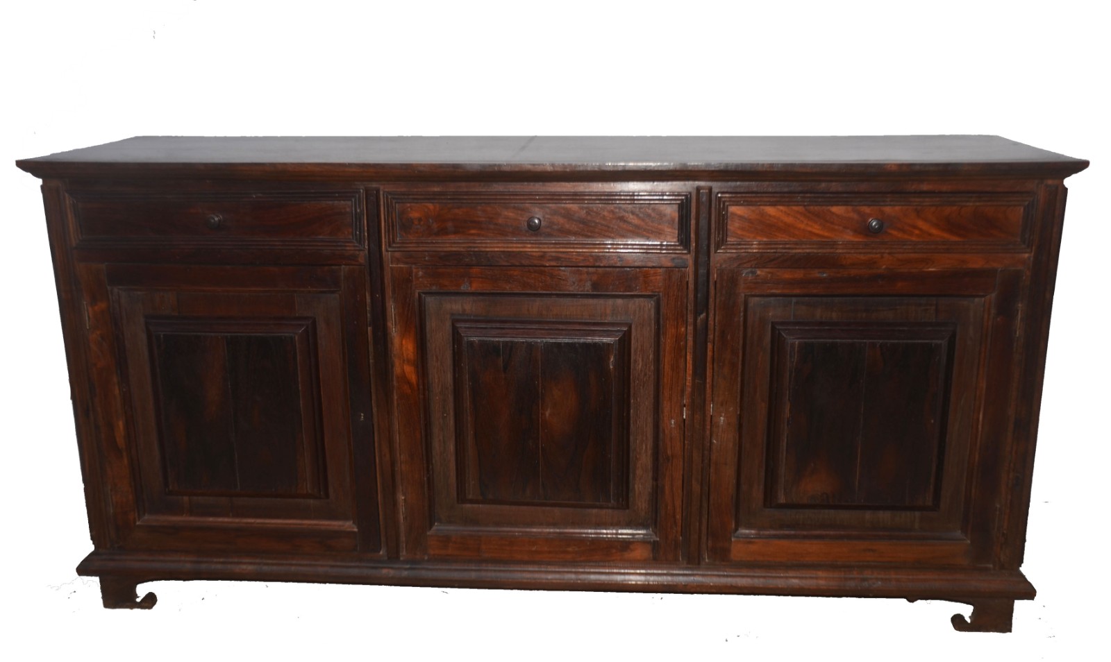 Buffet de jacarandá, com 3 gavetas e 3 portas almofadadas... - foto 2 de 8