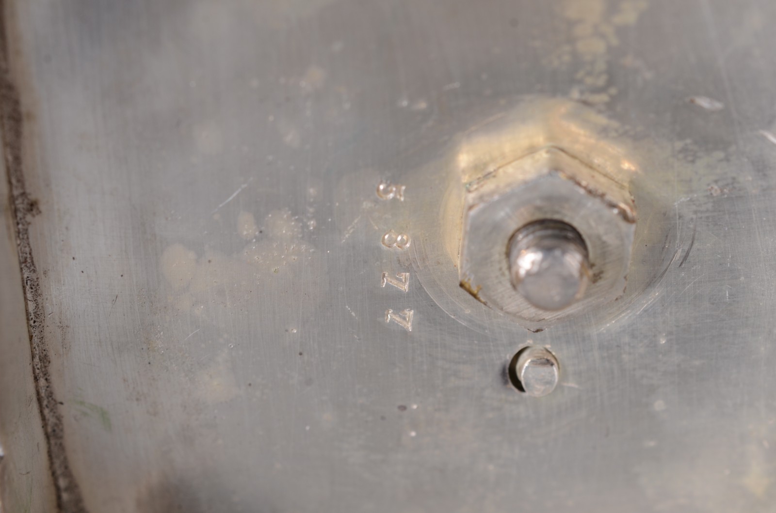 Seis peças de metal prateado, sendo: bule, açucareiro, cesta para... - foto 6 de 10
