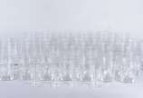 Serviço de cristal facetado, composto por: 18 c... - Serviço de cristal facetado, composto por: 18 copos longos; 9 para água; 6 para vinho tinto, com pé alto; 6 para vinho branco e 4 para licor. To...