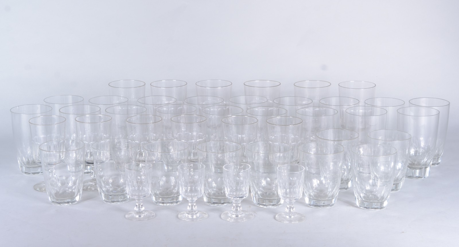 Serviço de cristal facetado, composto por: 18 copos longos; 9 para... - foto 1 de 10