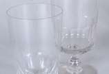 Serviço de cristal facetado, composto por: 18 c... - Serviço de cristal facetado, composto por: 18 copos longos; 9 para água; 6 para vinho tinto, com pé alto; 6 para vinho branco e 4 para licor. To...