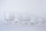Serviço de cristal facetado, composto por: 18 c... - Serviço de cristal facetado, composto por: 18 copos longos; 9 para água; 6 para vinho tinto, com pé alto; 6 para vinho branco e 4 para licor. To...