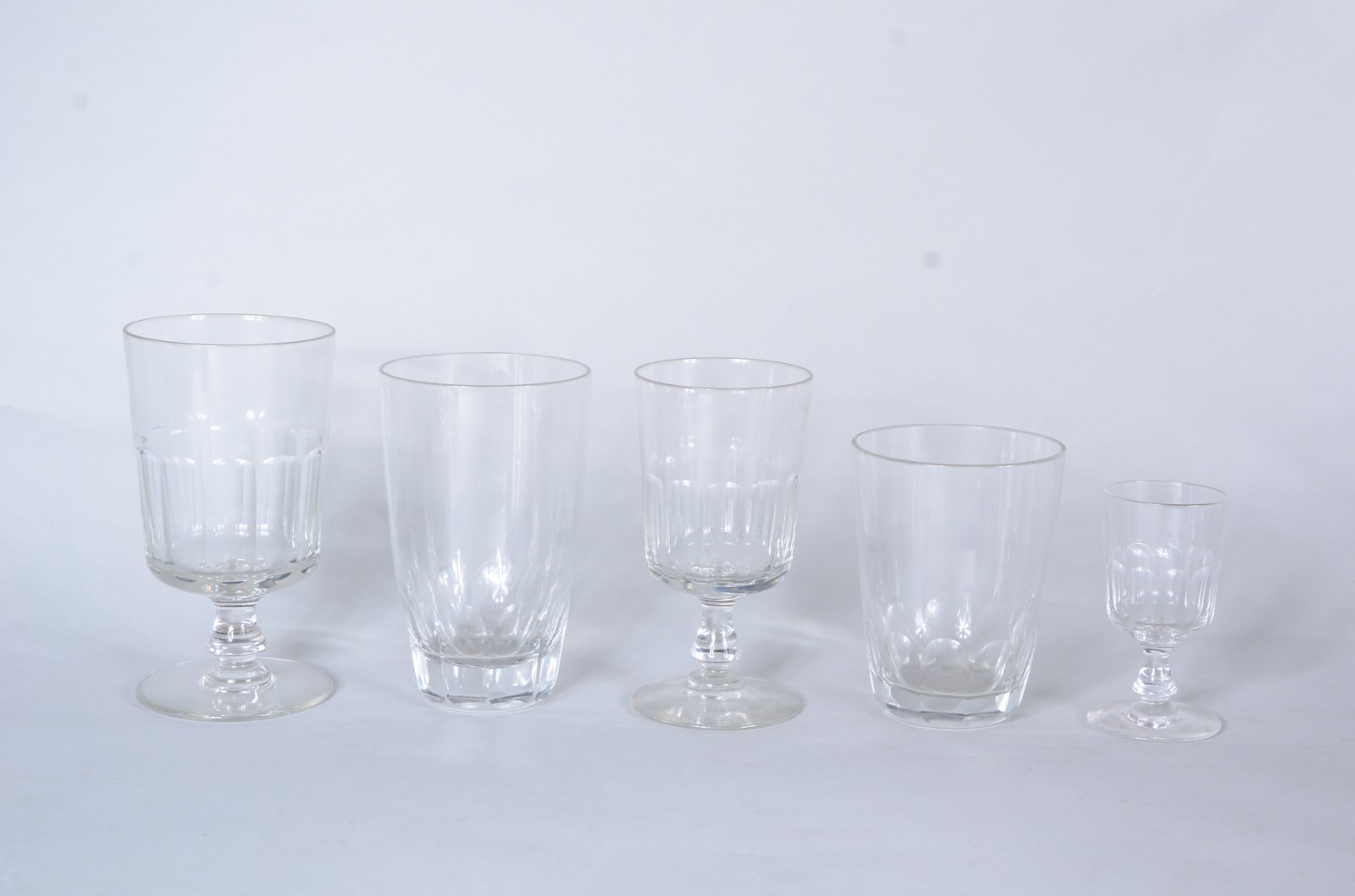 Serviço de cristal facetado, composto por: 18 copos longos; 9 para... - foto 2 de 10