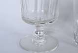 Serviço de cristal facetado, composto por: 18 c... - Serviço de cristal facetado, composto por: 18 copos longos; 9 para água; 6 para vinho tinto, com pé alto; 6 para vinho branco e 4 para licor. To...