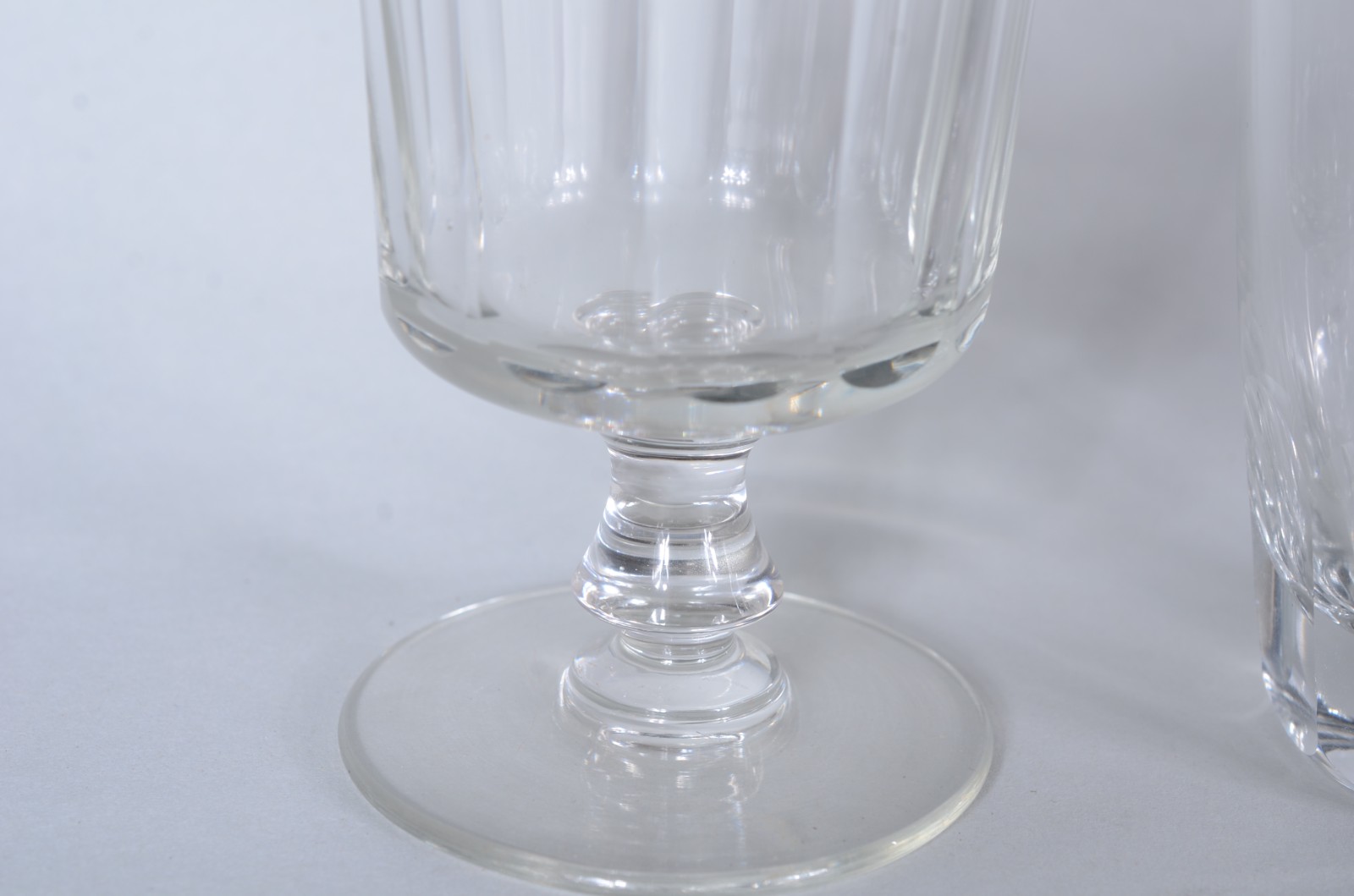 Serviço de cristal facetado, composto por: 18 copos longos; 9 para... - foto 4 de 10