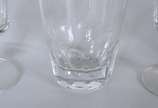 Serviço de cristal facetado, composto por: 18 c... - Serviço de cristal facetado, composto por: 18 copos longos; 9 para água; 6 para vinho tinto, com pé alto; 6 para vinho branco e 4 para licor. To...