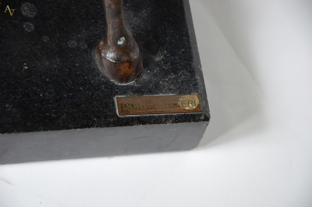 DORY BOTTERI - Escultura de bronze representando cavalo. Altura 38 cm. - foto 4 de 4