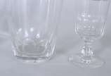 Serviço de cristal facetado, composto por: 18 c... - Serviço de cristal facetado, composto por: 18 copos longos; 9 para água; 6 para vinho tinto, com pé alto; 6 para vinho branco e 4 para licor. To...