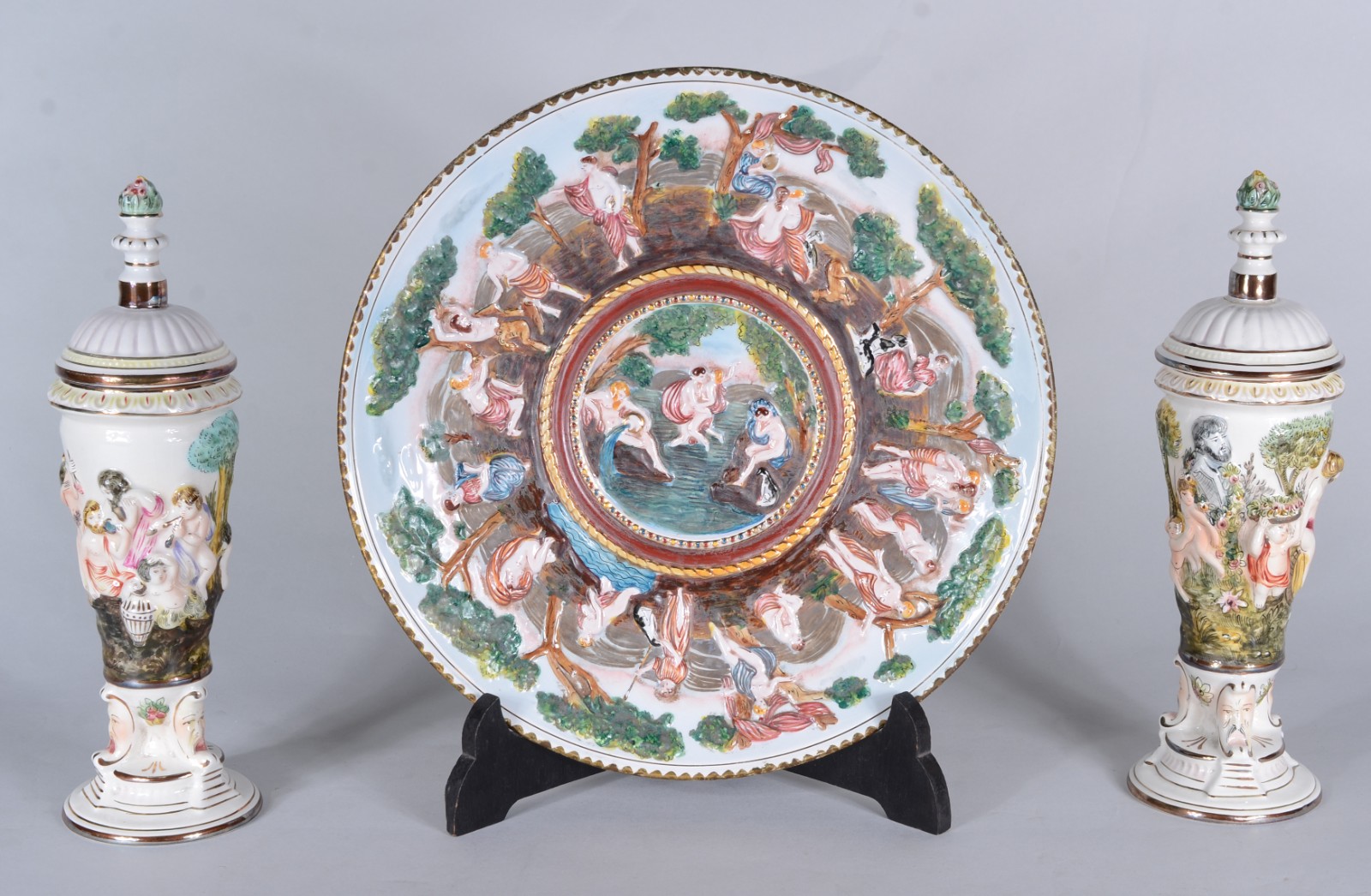 Conjunto com 3 peças de faiança italiana Capodimonte, sendo medalhão... - foto 1 de 11