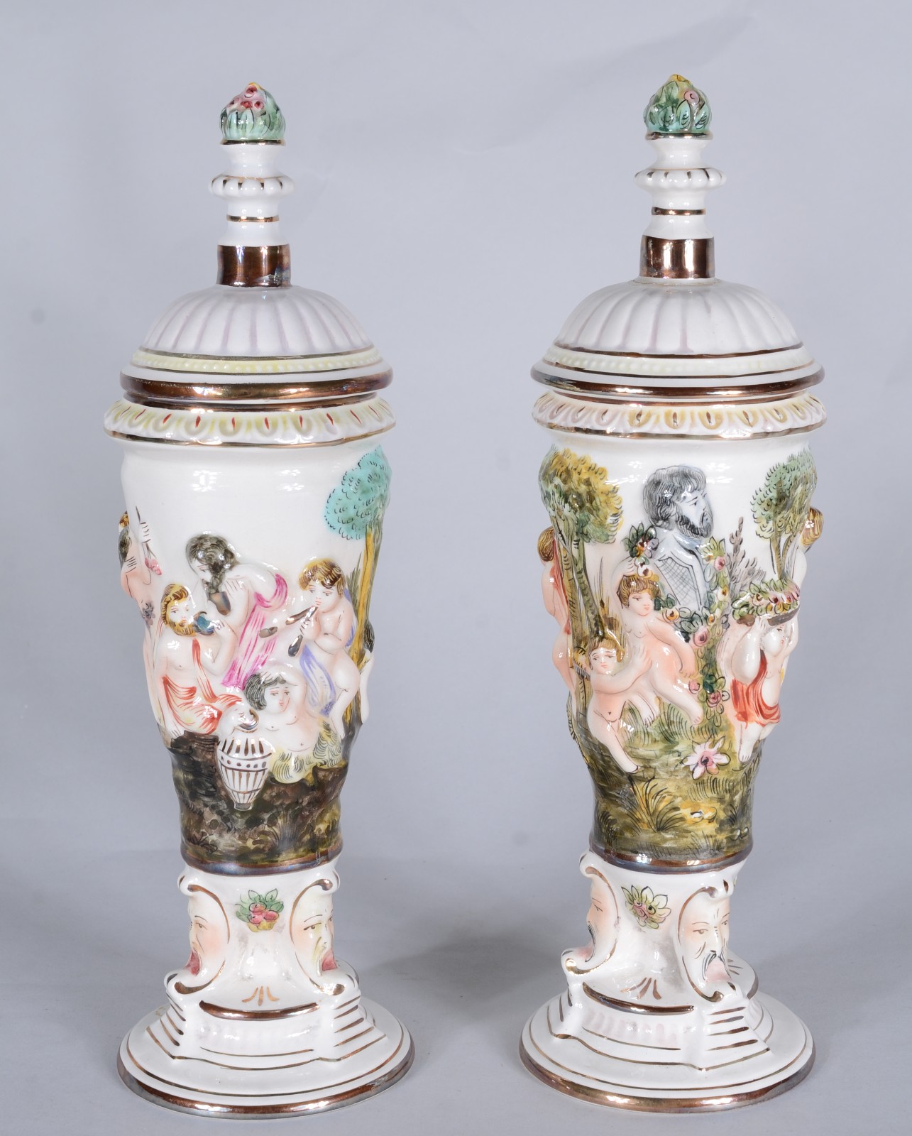 Conjunto com 3 peças de faiança italiana Capodimonte, sendo medalhão... - foto 2 de 11