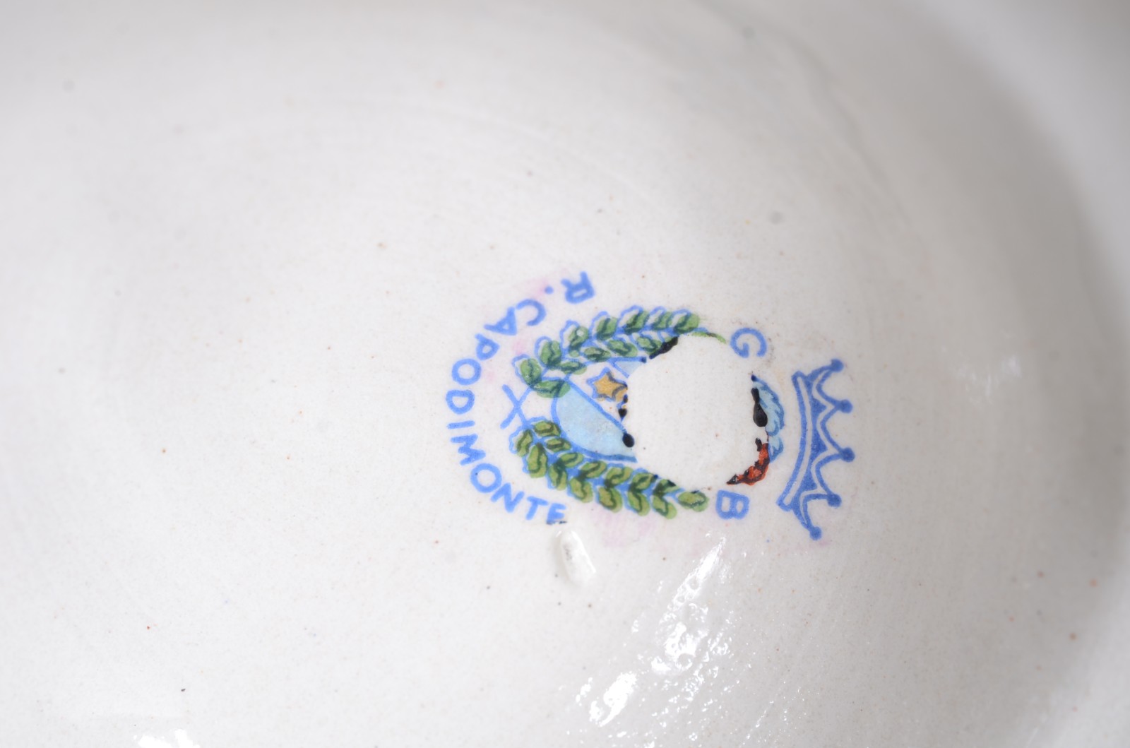 Conjunto com 3 peças de faiança italiana Capodimonte, sendo medalhão... - foto 8 de 11