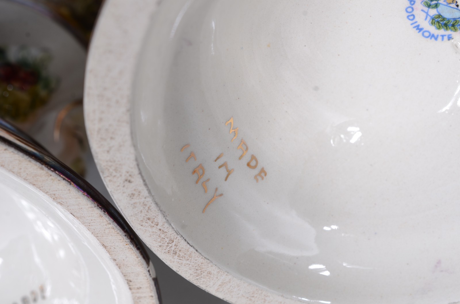 Conjunto com 3 peças de faiança italiana Capodimonte, sendo medalhão... - foto 9 de 11
