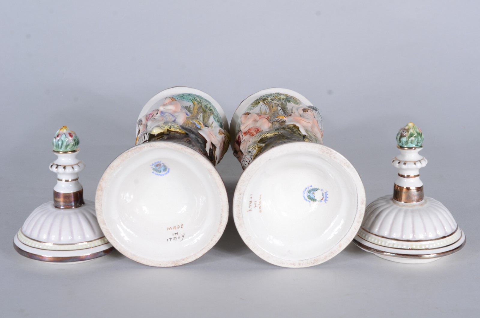 Conjunto com 3 peças de faiança italiana Capodimonte, sendo medalhão... - foto 10 de 11