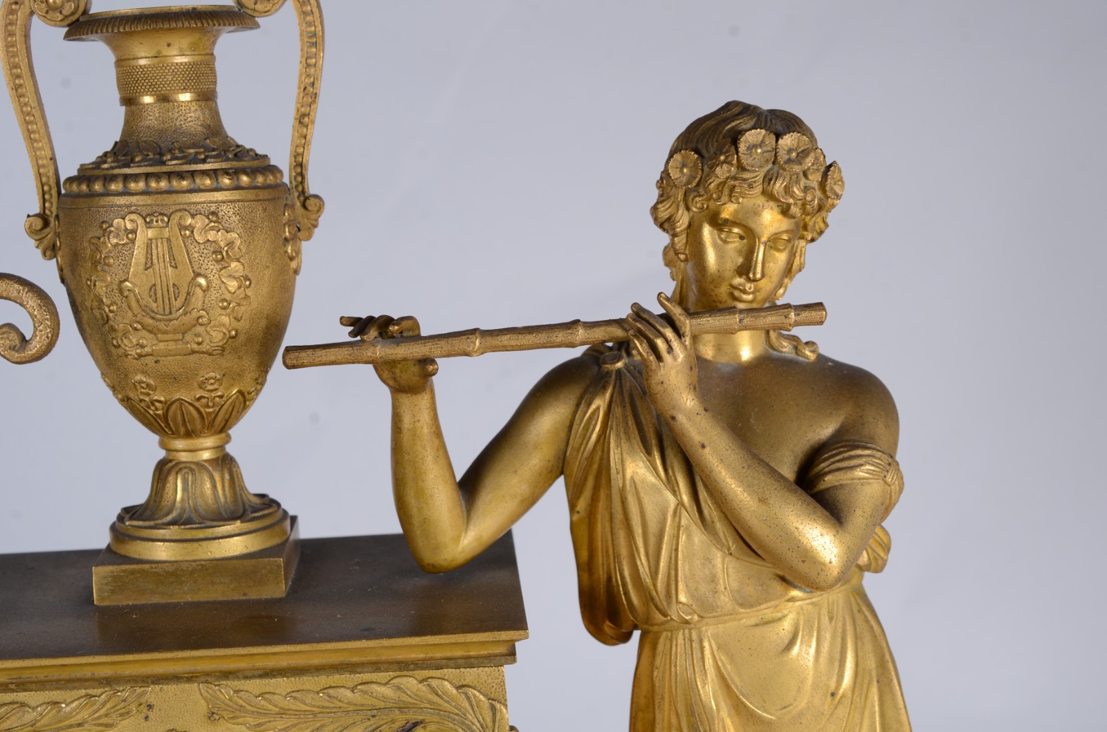 Relógio de mesa de bronze frances decorado com figura feminina com... - foto 5 de 11