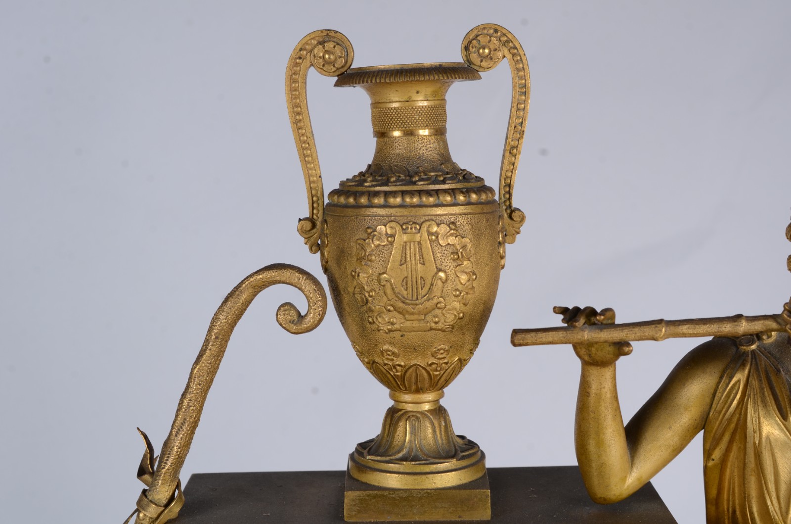 Relógio de mesa de bronze frances decorado com figura feminina com... - foto 6 de 11