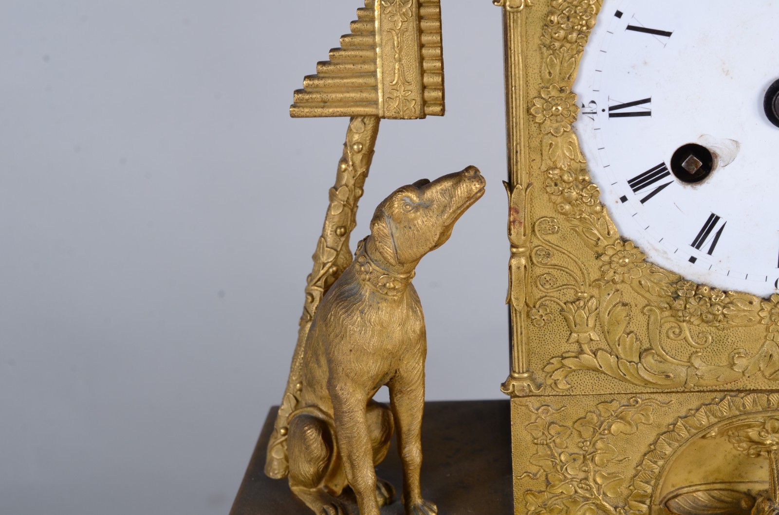 Relógio de mesa de bronze frances decorado com figura feminina com... - foto 7 de 11