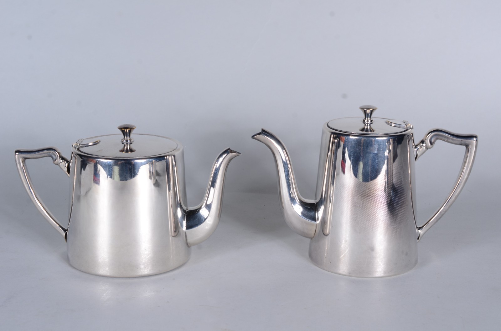 Baixela para chá e café de metal prateado, composto de: 2 bules... - foto 2 de 7
