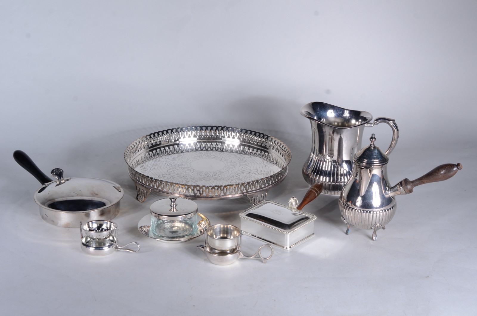 Conjunto com 8 peças de metal prateado, sendo: jarra para água; bule... - foto 1 de 11