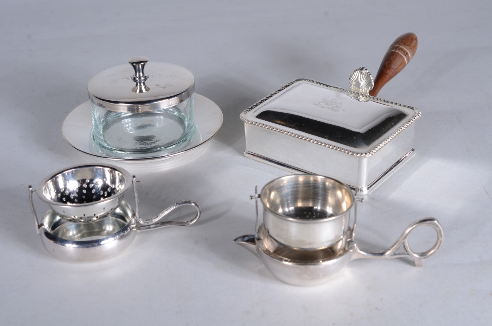 Conjunto com 8 peças de metal prateado, sendo: jarra para água; bule... - foto 2 de 11