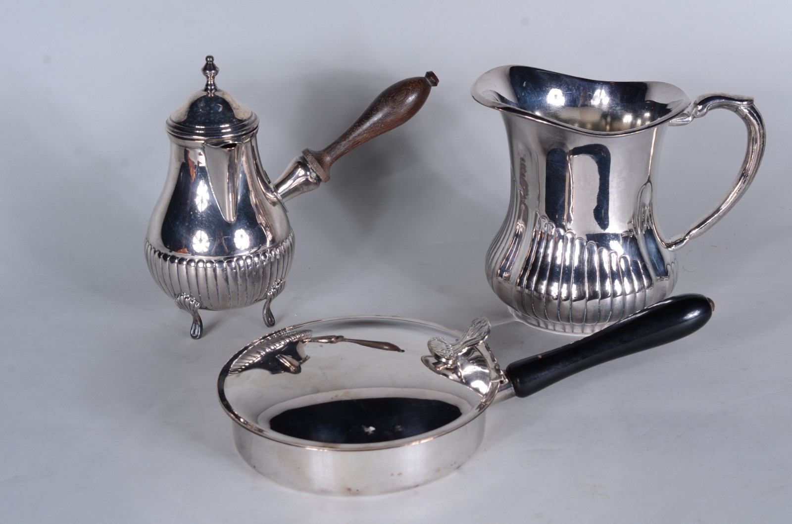Conjunto com 8 peças de metal prateado, sendo: jarra para água; bule... - foto 5 de 11