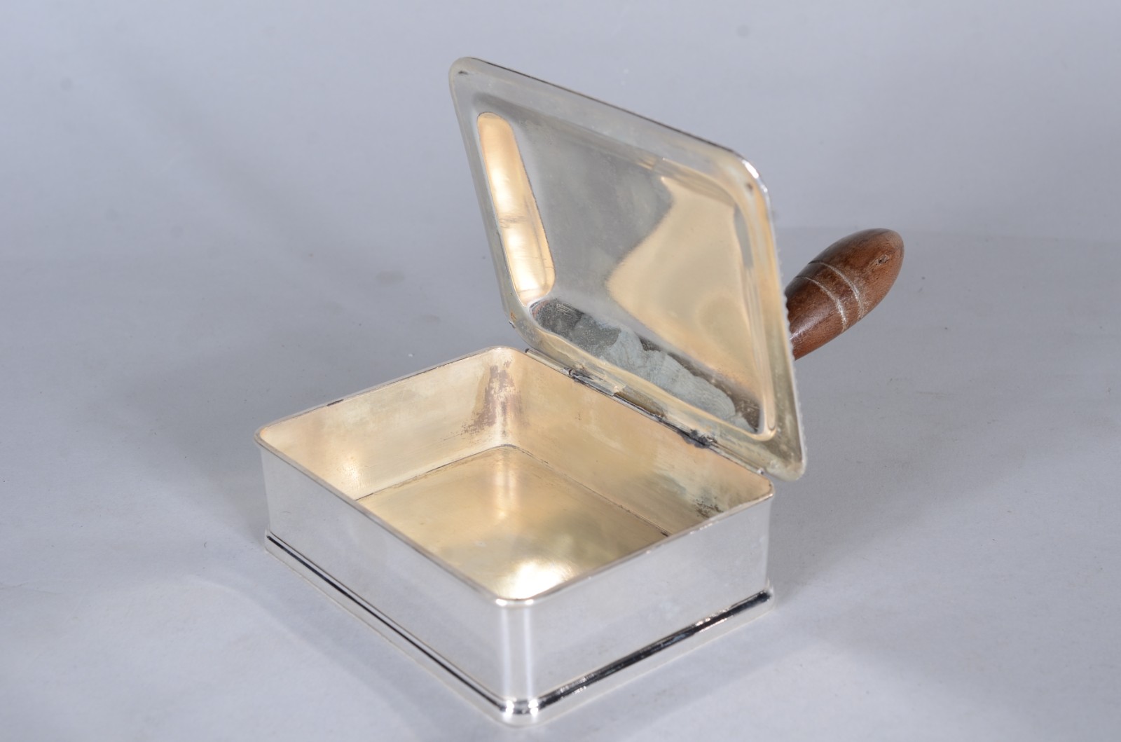 Conjunto com 8 peças de metal prateado, sendo: jarra para água; bule... - foto 6 de 11