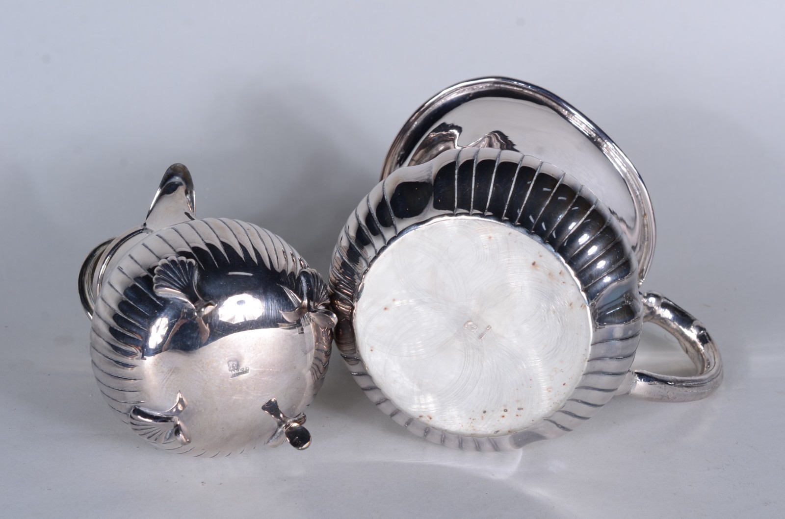 Conjunto com 8 peças de metal prateado, sendo: jarra para água; bule... - foto 8 de 11