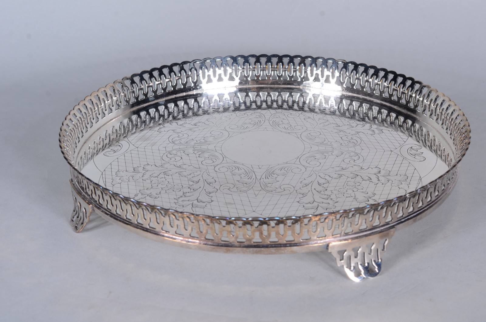 Conjunto com 8 peças de metal prateado, sendo: jarra para água; bule... - foto 10 de 11