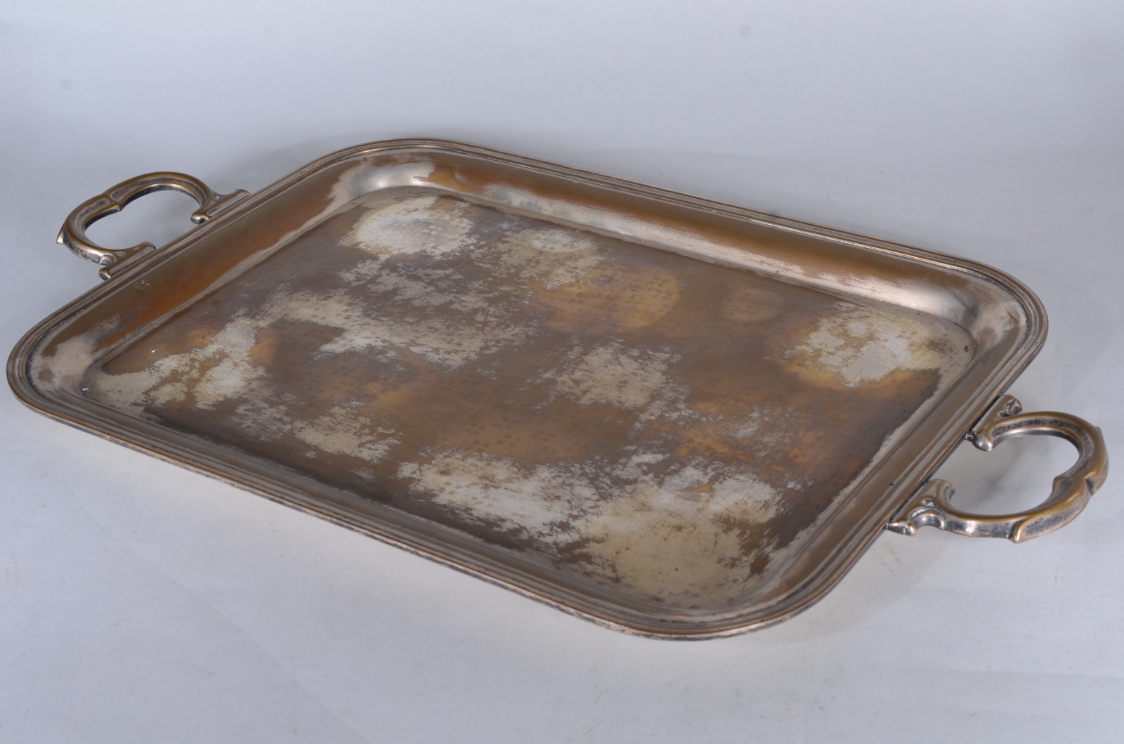 Diversas peças de metal sendo: 3 jarras para água; jarra de cristal... - foto 2 de 9
