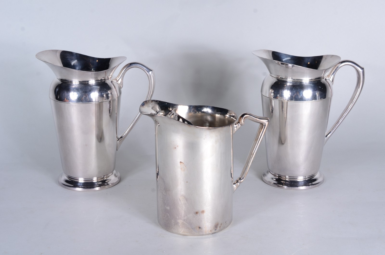 Diversas peças de metal sendo: 3 jarras para água; jarra de cristal... - foto 3 de 9
