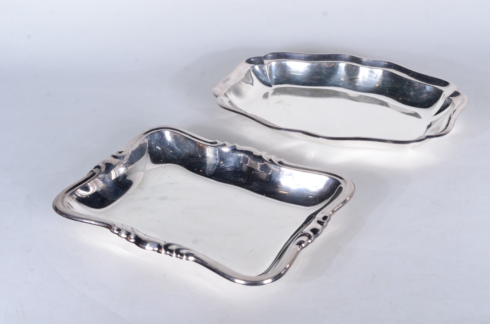 Diversas peças de metal sendo: 3 jarras para água; jarra de cristal... - foto 4 de 9