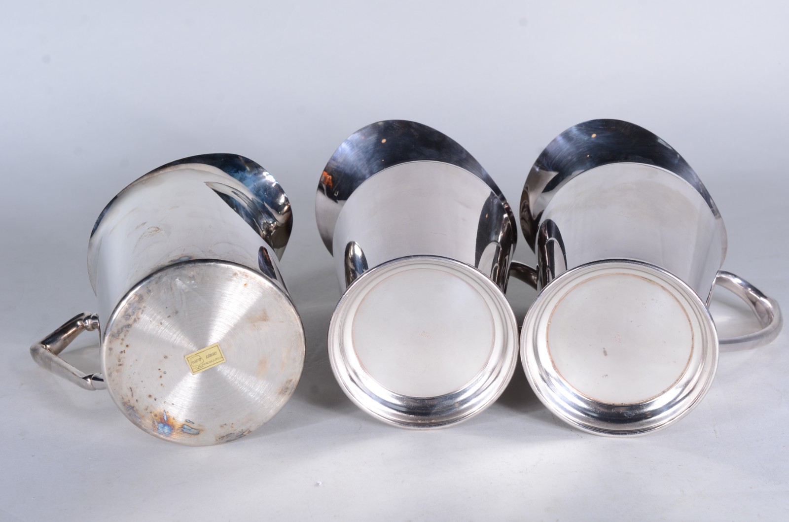 Diversas peças de metal sendo: 3 jarras para água; jarra de cristal... - foto 5 de 9