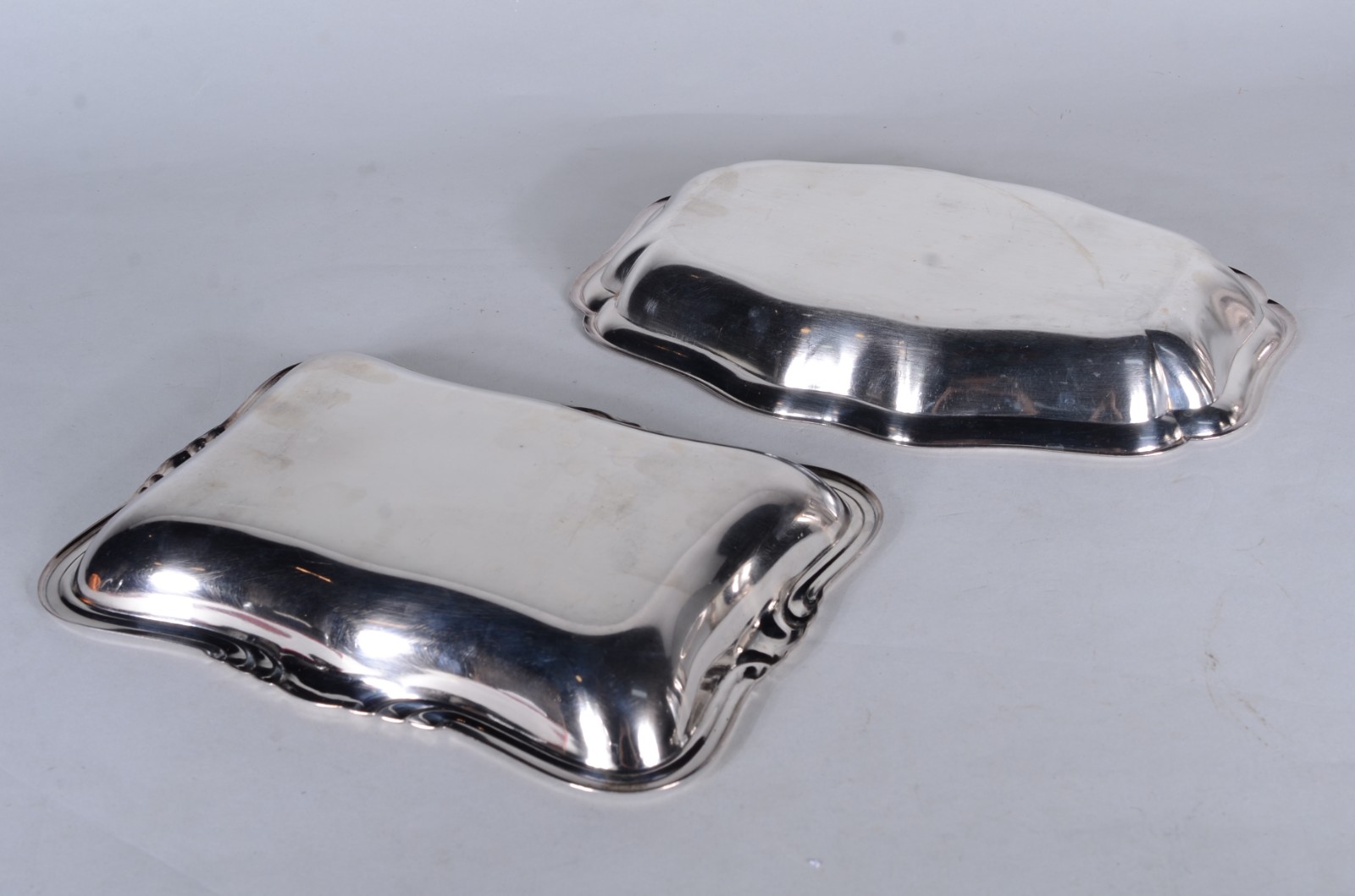 Diversas peças de metal sendo: 3 jarras para água; jarra de cristal... - foto 7 de 9