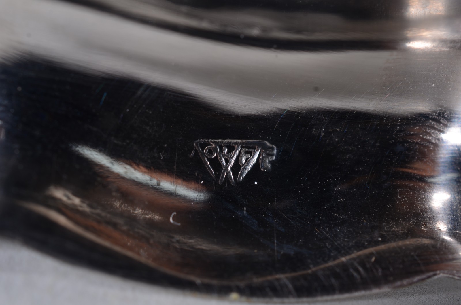 Diversas peças de metal sendo: 3 jarras para água; jarra de cristal... - foto 8 de 9