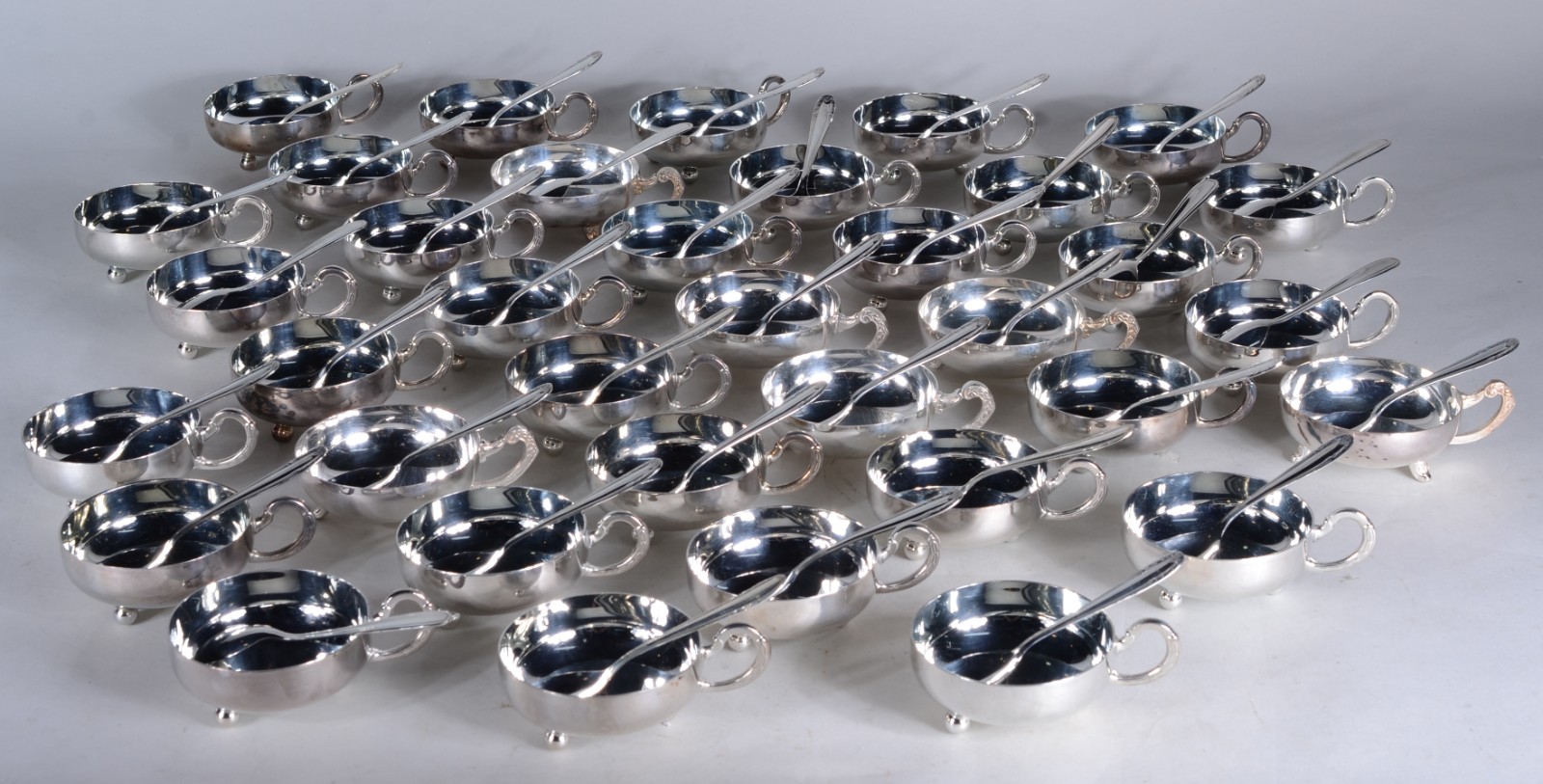Conjunto com 35 taças com colheres para sorvete de metal prateado. - foto 1 de 6