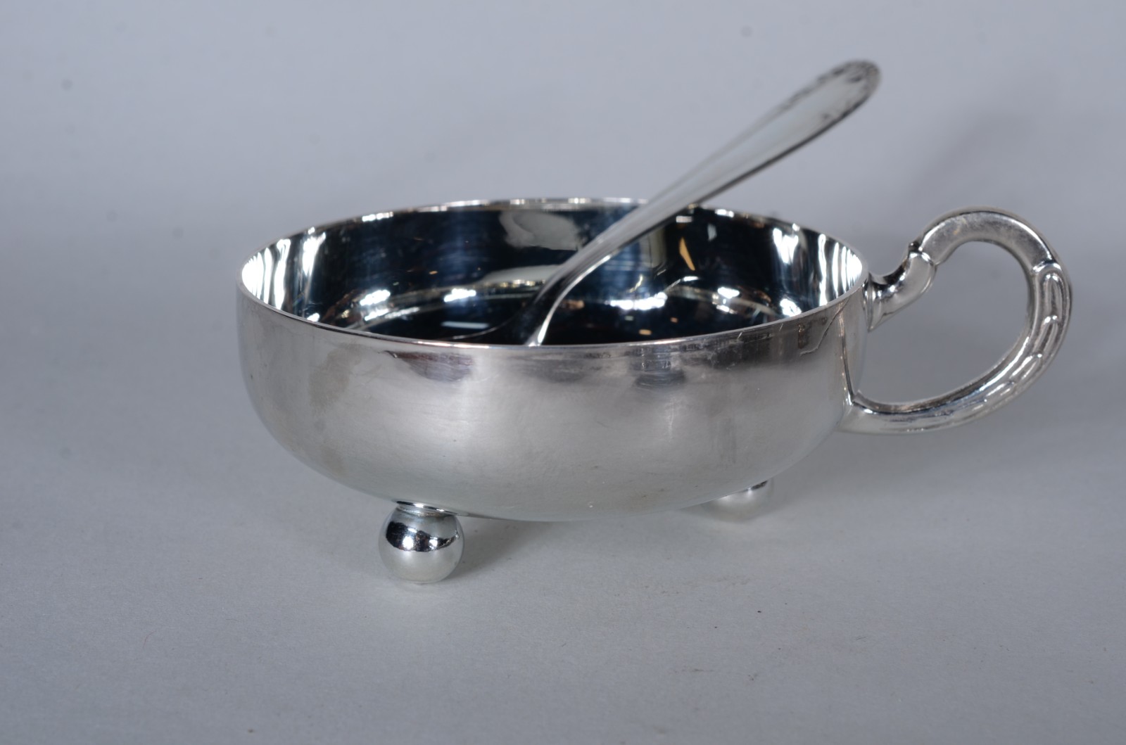Conjunto com 35 taças com colheres para sorvete de metal prateado. - foto 2 de 6