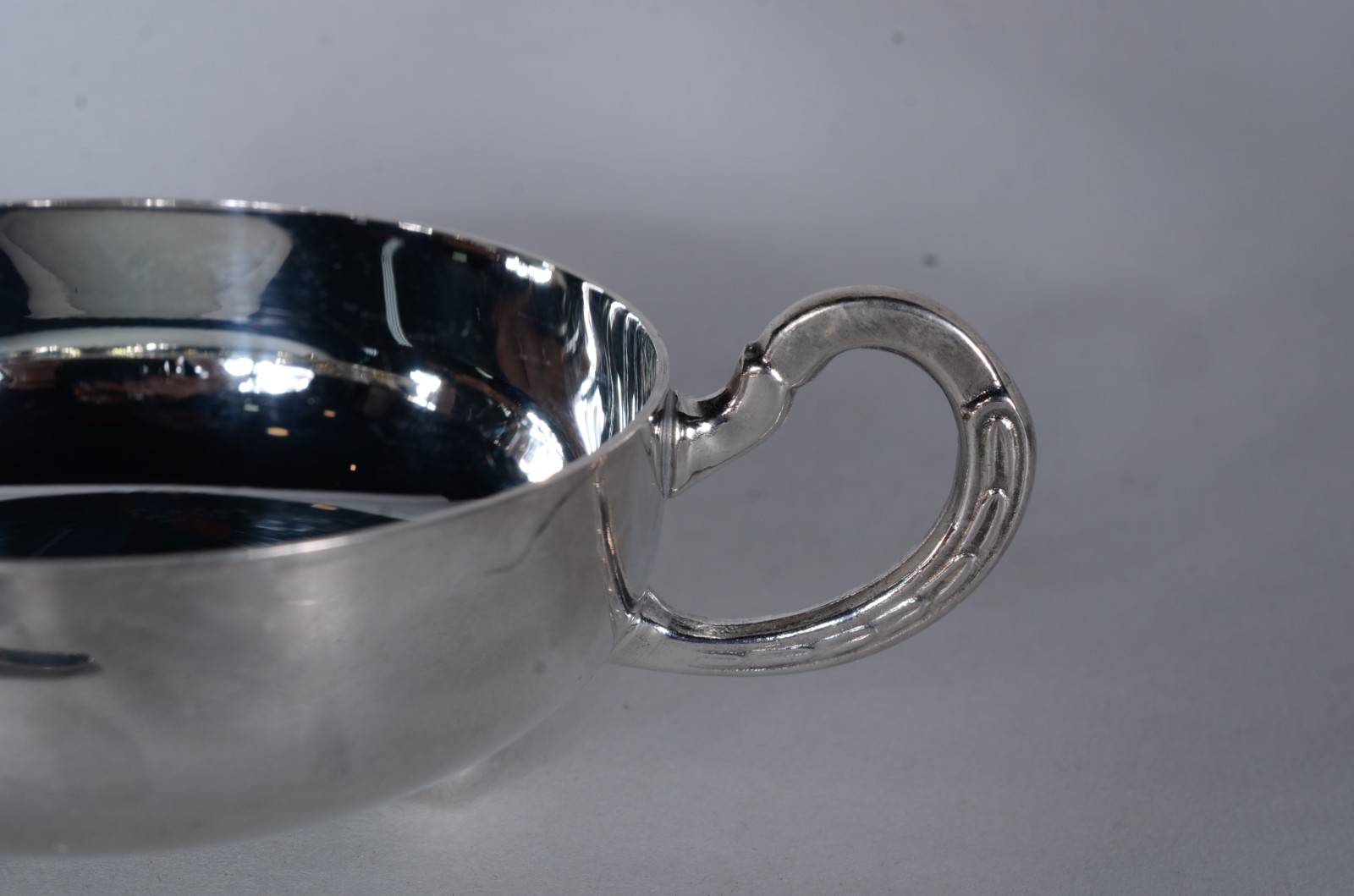Conjunto com 35 taças com colheres para sorvete de metal prateado. - foto 3 de 6