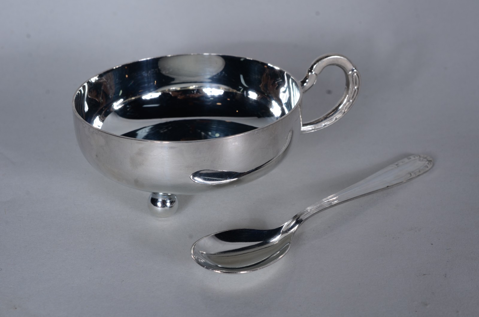 Conjunto com 35 taças com colheres para sorvete de metal prateado. - foto 4 de 6