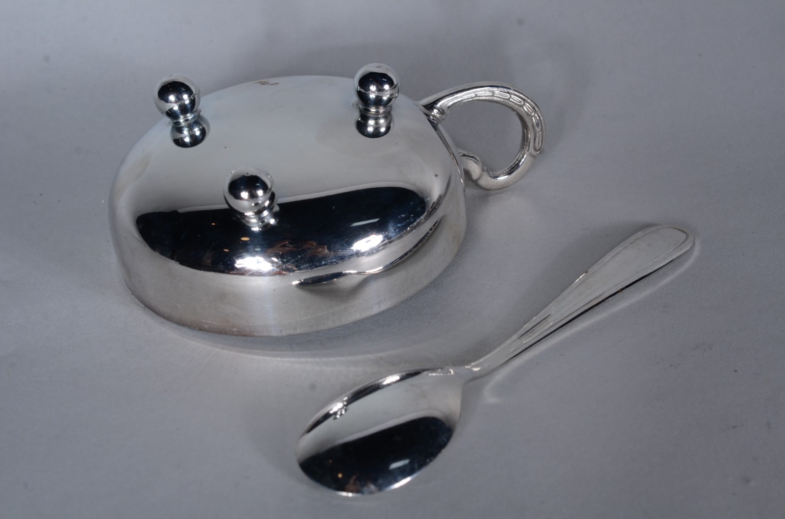 Conjunto com 35 taças com colheres para sorvete de metal prateado. - foto 5 de 6
