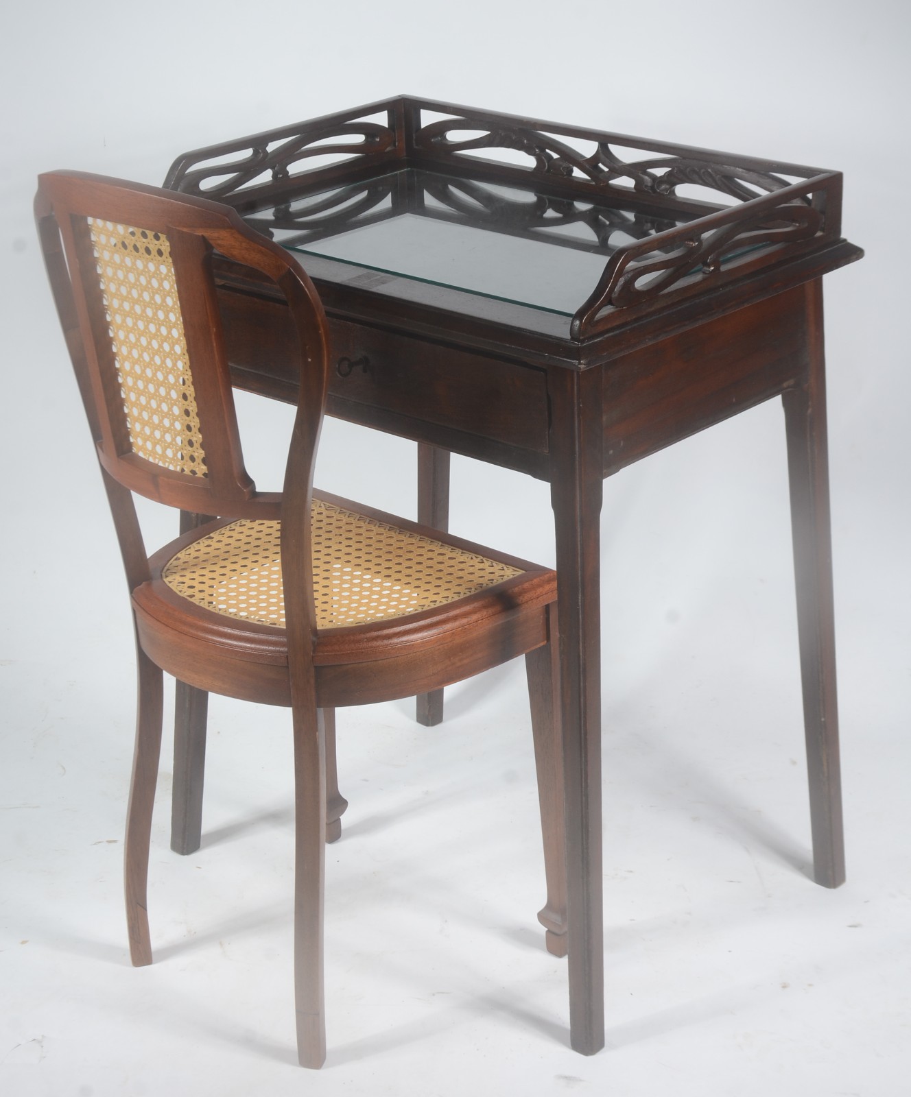 Mesa escrivaninha de madeira nobre, tampo com vidro. Acompanha... - foto 1 de 11