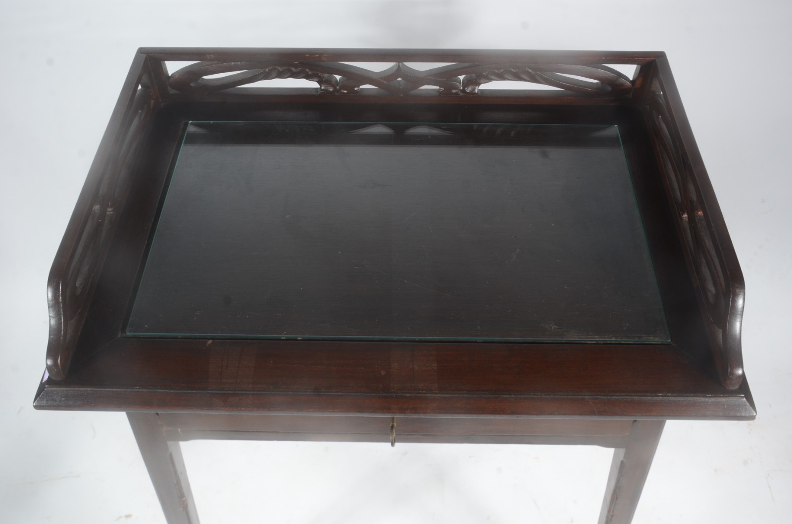 Mesa escrivaninha de madeira nobre, tampo com vidro. Acompanha... - foto 9 de 11