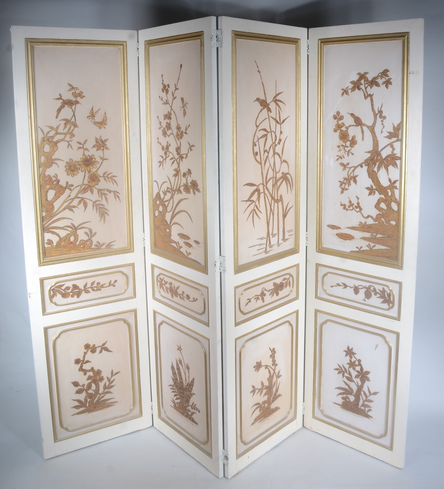 Biombo de madeira com 4 folhas pintadas de branco e decoradas com... - foto 2 de 11