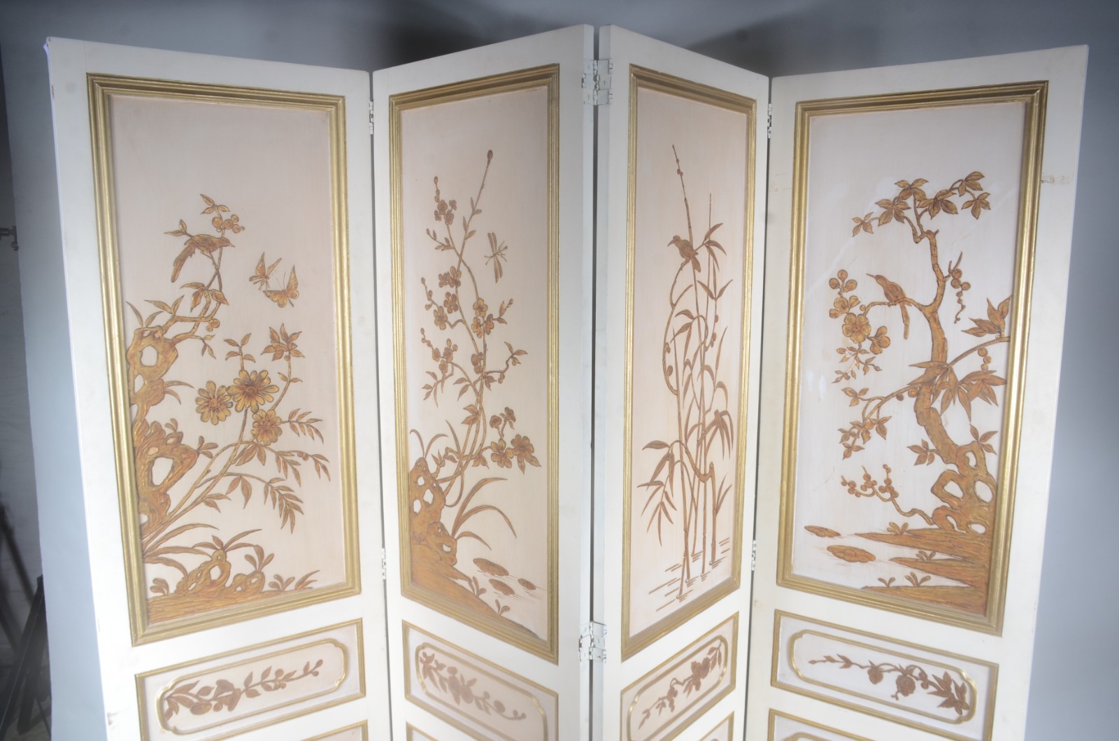 Biombo de madeira com 4 folhas pintadas de branco e decoradas com... - foto 4 de 11