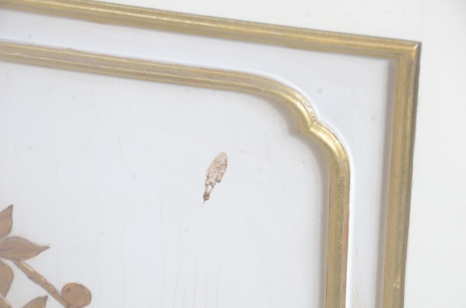 Biombo de madeira com 4 folhas pintadas de branco e decoradas com... - foto 5 de 11