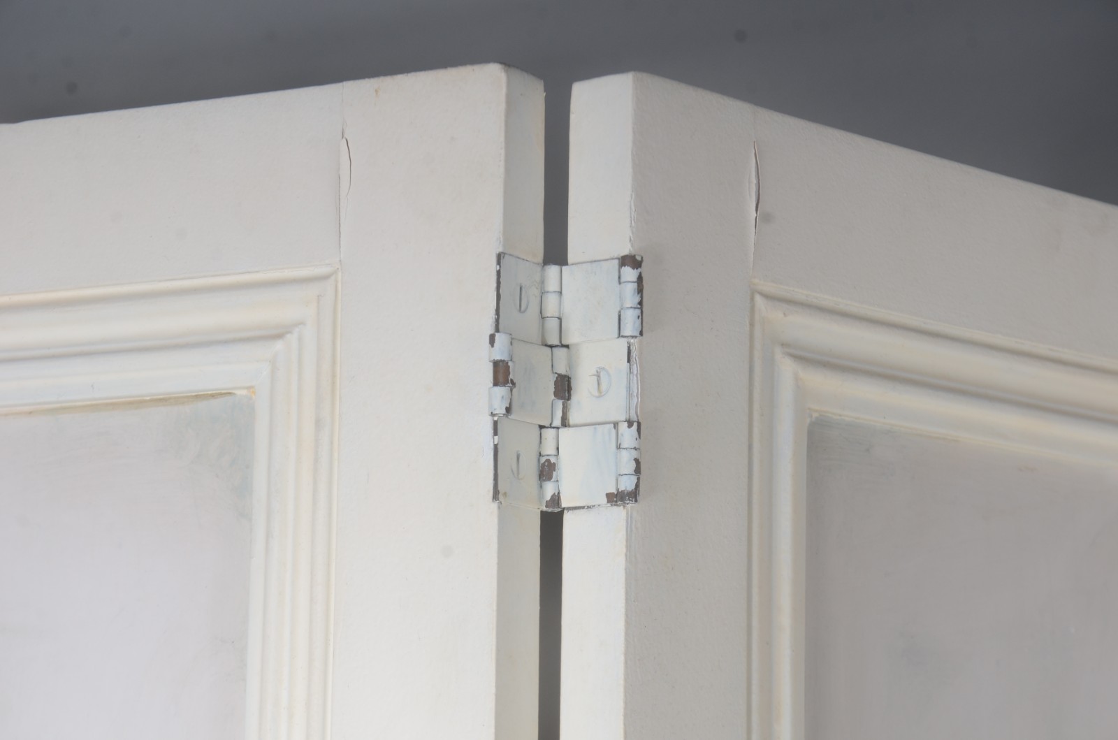 Biombo de madeira com 4 folhas pintadas de branco e decoradas com... - foto 7 de 11