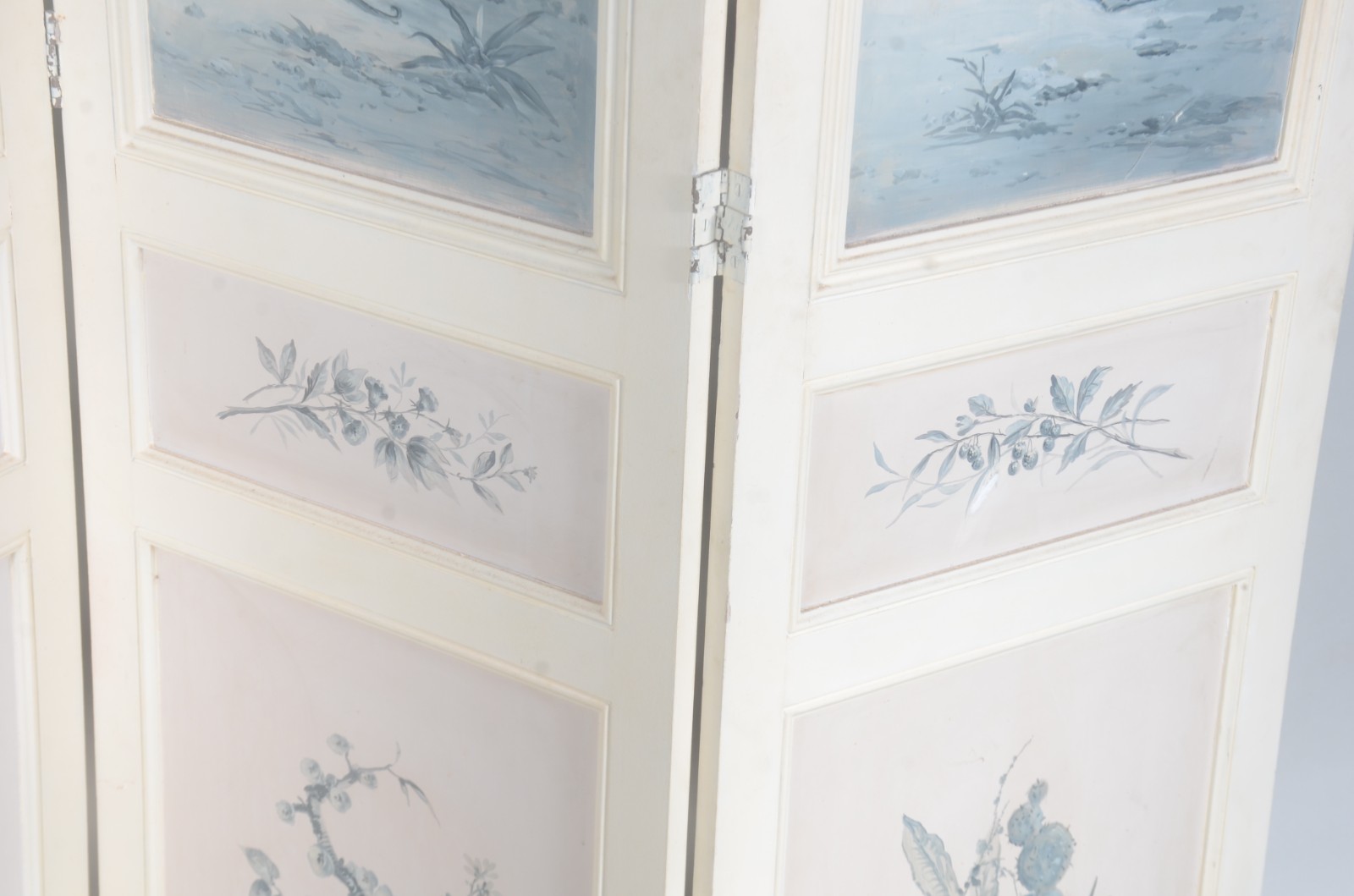 Biombo de madeira com 4 folhas pintadas de branco e decoradas com... - foto 9 de 11